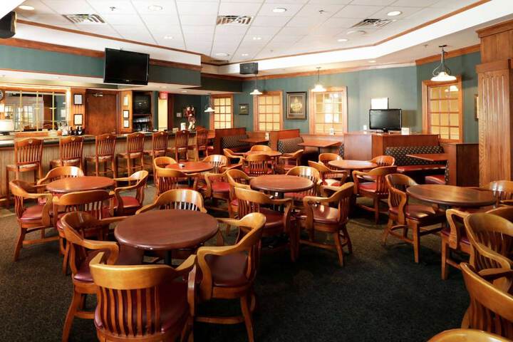 Lounge 67 of 82