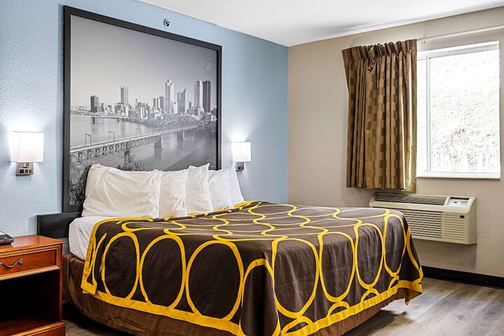 Super 8 by Wyndham Pittsburgh / Monroeville