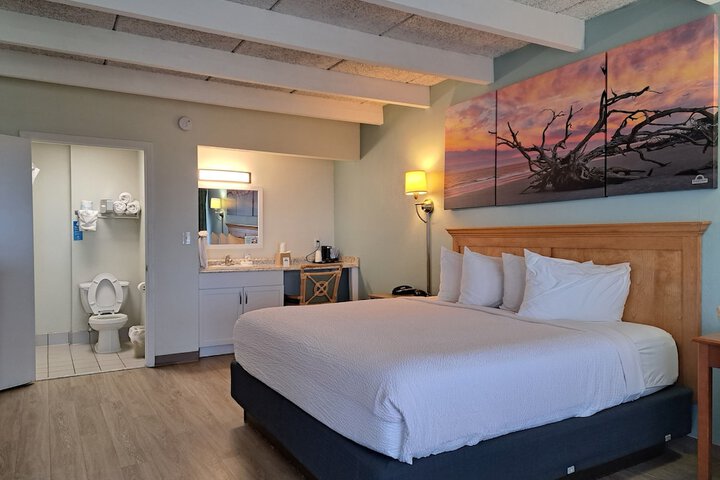 Days Inn & Suites by Wyndham Jekyll Island