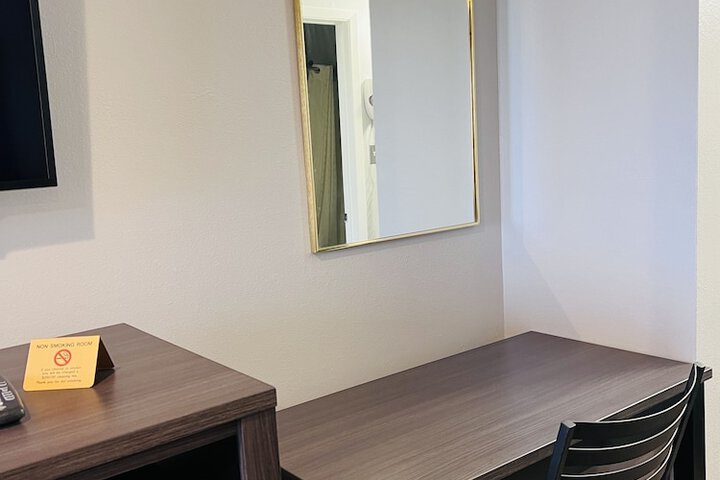 Room 11 of 16
