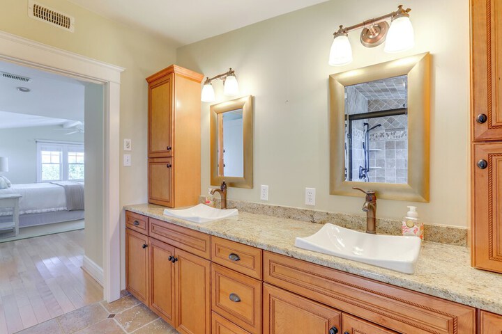 Spacious Avalon Beach House - 2 Blocks to Water!
