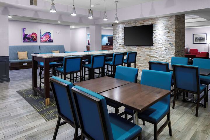 Hampton Inn by Hilton Concord / Bow