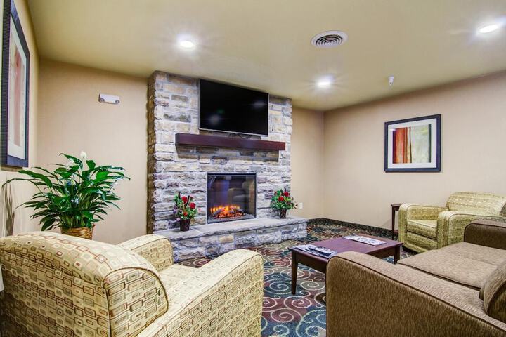 Castle Rock Inn & Suites