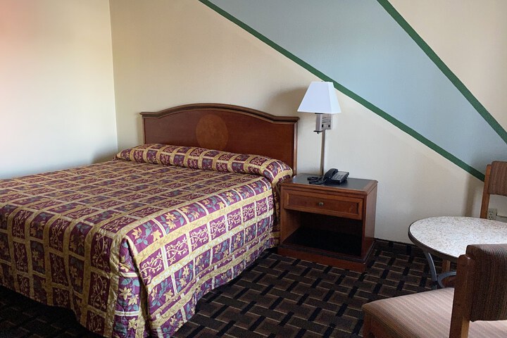 Room 7 of 13
