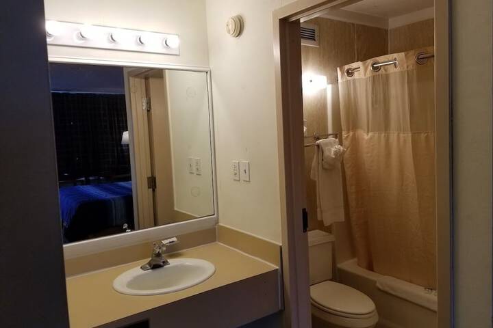 Room 5 of 8