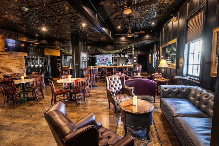 Lounge 23 of 24