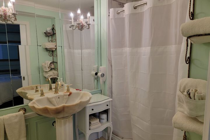 Room 169 of 208