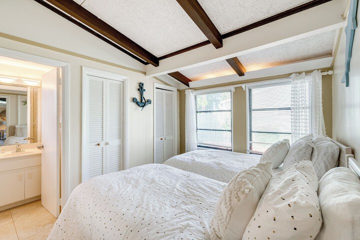 Manasota Key Vacation Rental w / Beach Access!