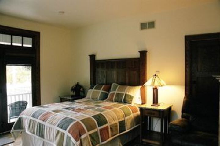 Mission Oak Inn