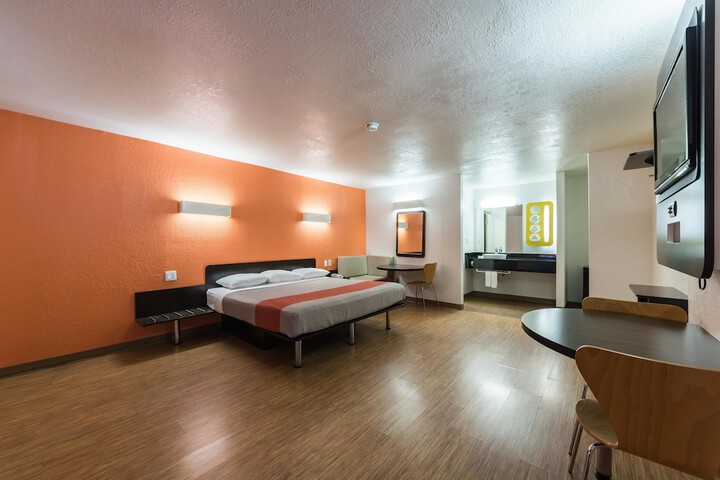 Room 11 of 38