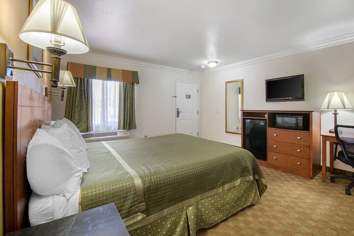 Room 12 of 28