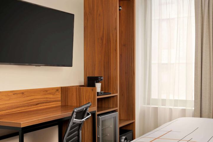 Room 8 of 38