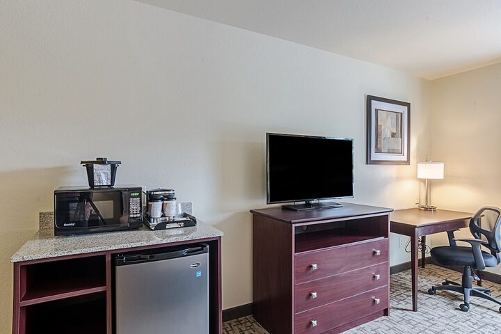 Cobblestone Hotel & Suites - Greenville