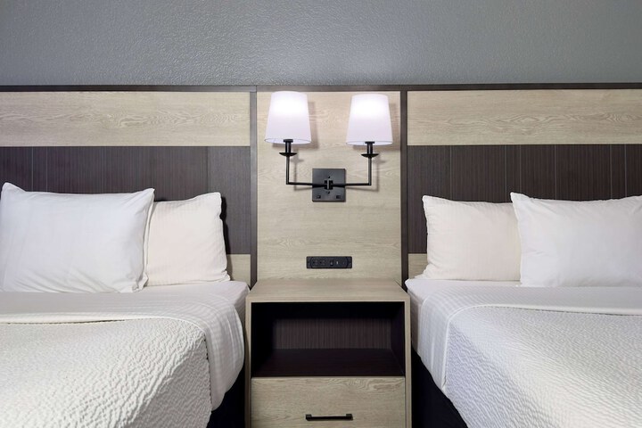 Room 33 of 46