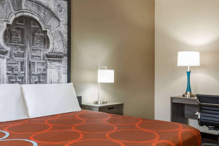 Room 9 of 27