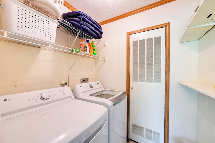 Warm & Inviting Family Home - 2 Mi to Golf Course!