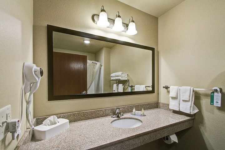 Cobblestone Hotel & Suites – Pulaski / Green Bay