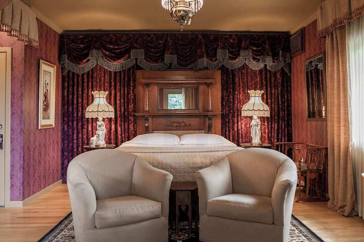 Twin Pine Manor Bed & Breakfast