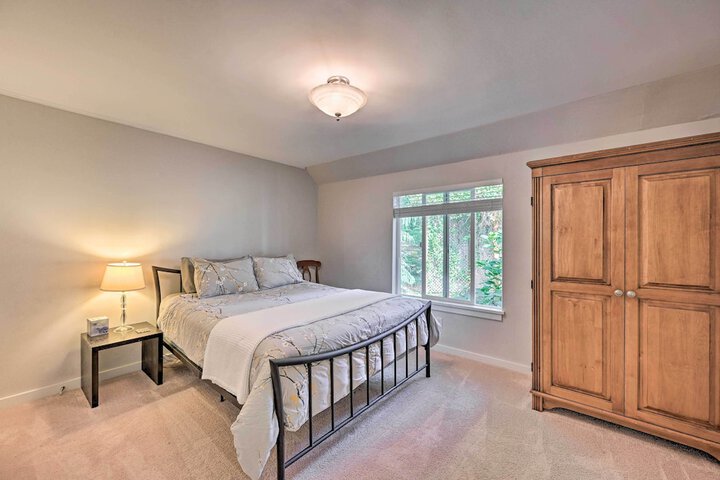 Family-friendly Kirkland Home 1 Mi to Downtown