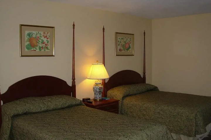 Red Carpet Inn on the Lake