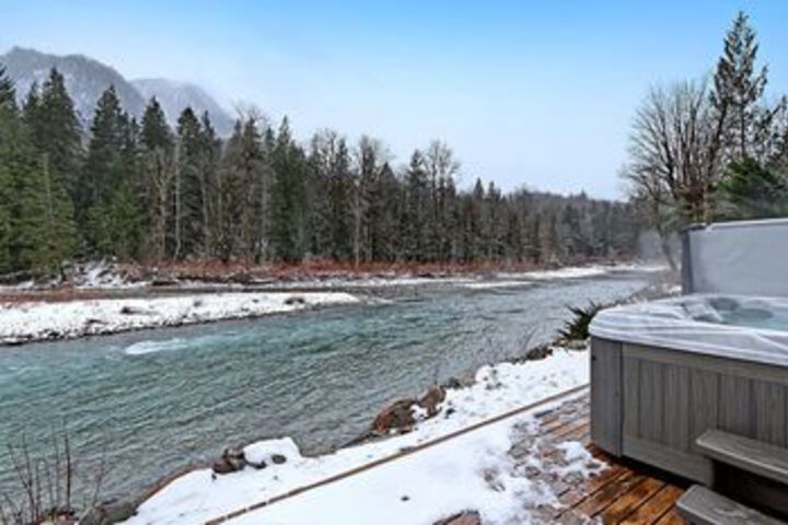 Sky Rivers Edge - Three Bedroom Cabin with Hot Tub