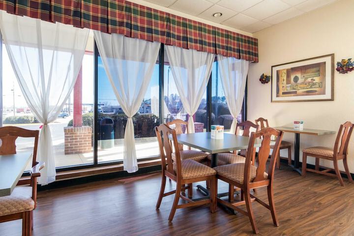 Econo Lodge Inn & Suites Conference Center