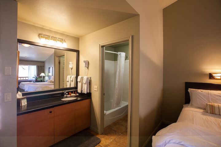 Room 43 of 165