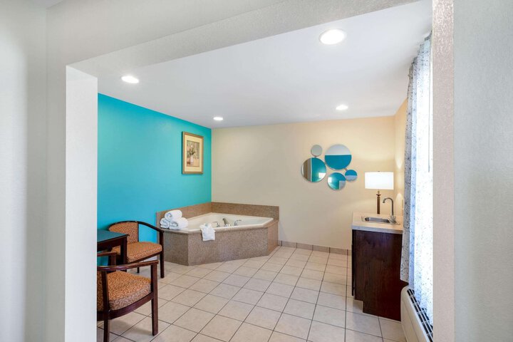Room 10 of 32