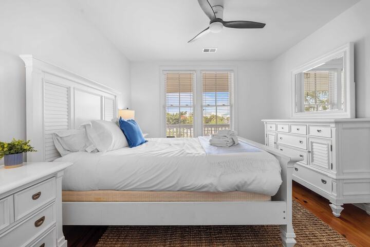 1 Block to Beach Newly Renovated 6bdr w / Rooftop Views Sand Dune by Avantstay