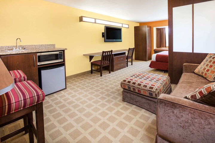 Room 9 of 16