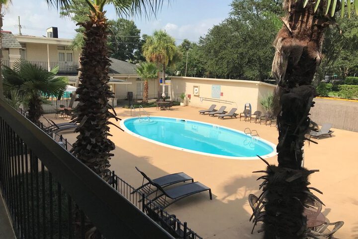 Carmel Inn & Suites