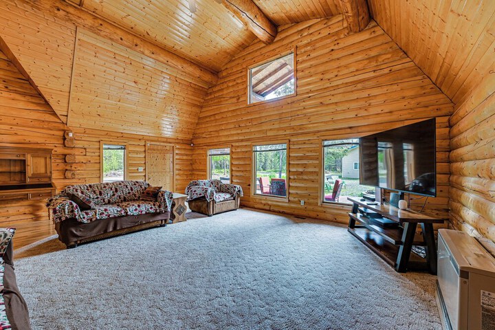Roomy Log Cabin w / Hot Tub Walk to Kenai River!