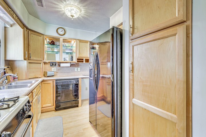 Peaceful Home Near Youngstown: Fenced Backyard!