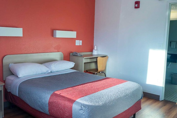 Room 10 of 27