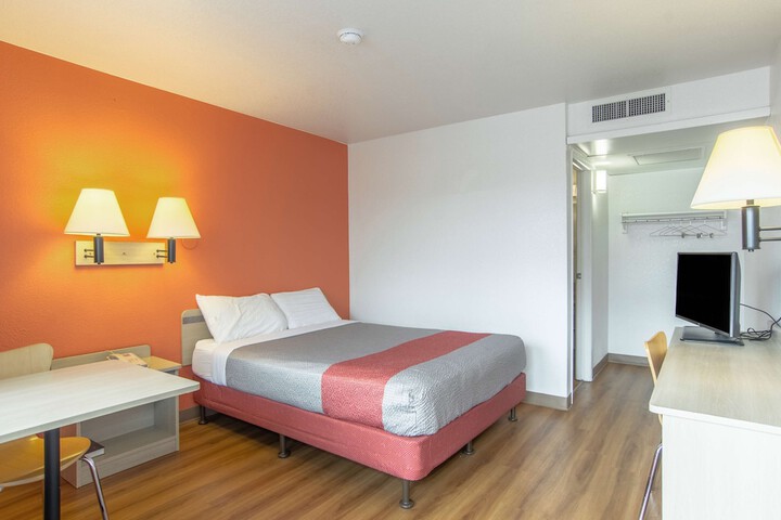 Room 32 of 40