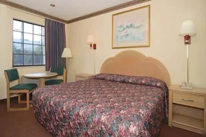 Room 9 of 25