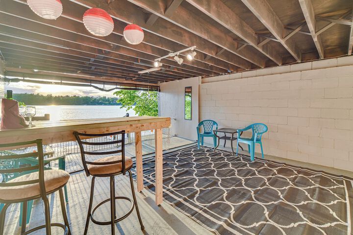 Lakefront Family Retreat w / Private Dock!