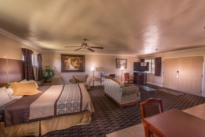 Room 6 of 25