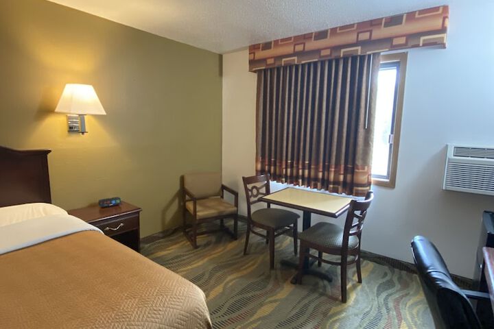 Travelodge by Wyndham La Porte / Michigan City Area