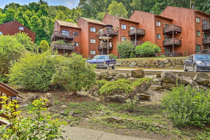 Vernon Township Condo w / Balcony Near Ski Lifts!