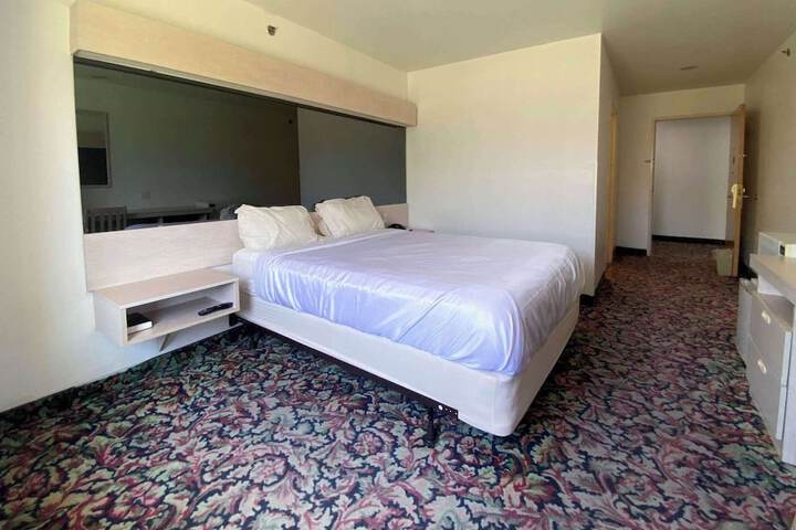 Room 6 of 8