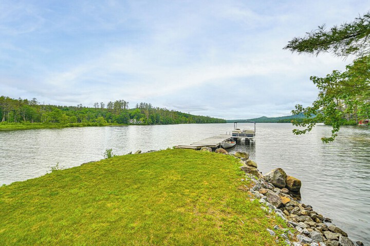 Lakefront Escape w / Deck & Kayaks in Lovell!