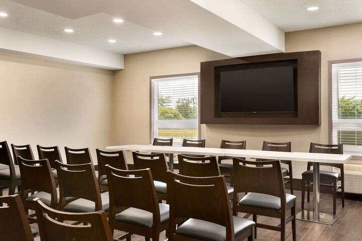 Super 8 by Wyndham Ajax / Toronto On