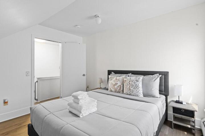 17-19Cozy & Spacious 6BR home in Malden with window AC and free parking