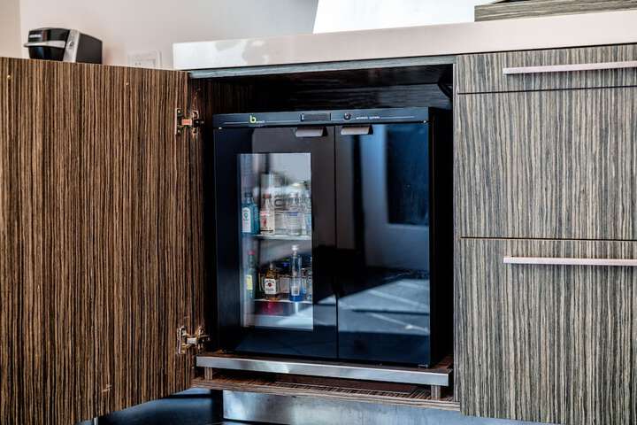 Lounge 65 of 76
