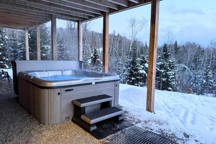 UV Log home with direct Cannon Mountain views Minutes to attractions Fireplace Pool Table AC