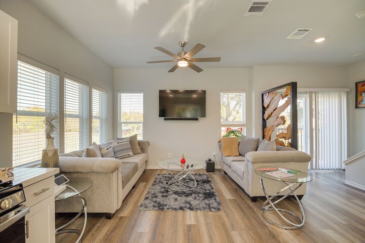 South Houston Townhome w / Patio & Gas Grill!