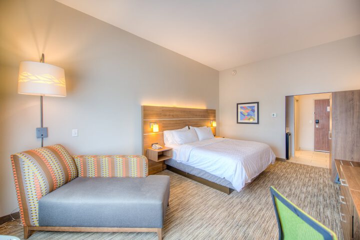 Holiday Inn Express & Suites Remington by IHG