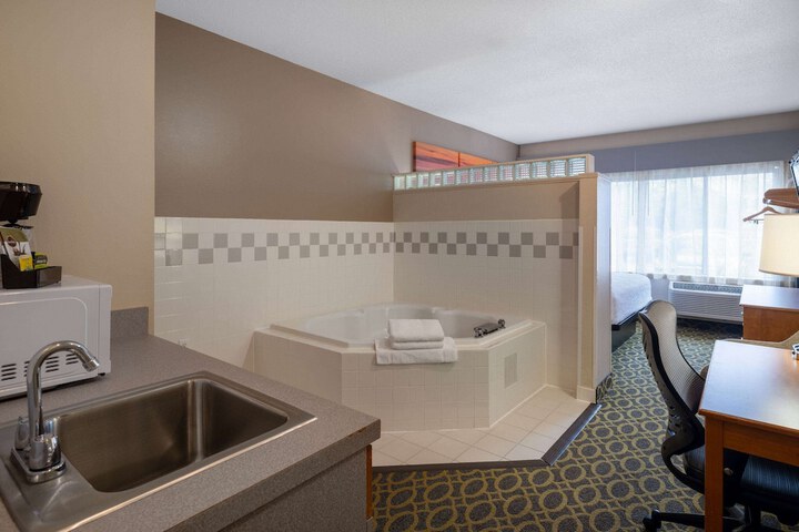 Days Inn & Suites by Wyndham Madison