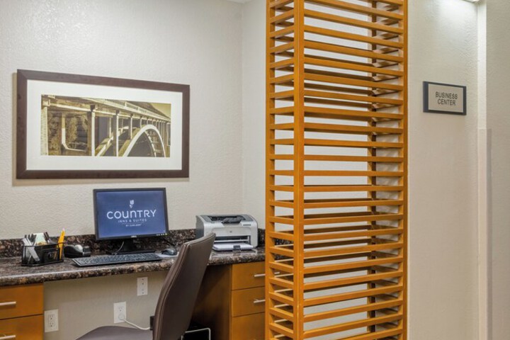 Country Inn & Suites by Radisson St. Petersburg - Clearwater, FL
